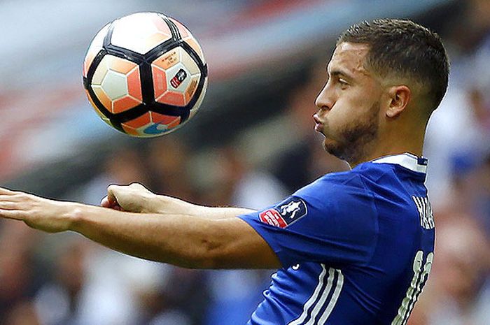 Aksi gelandang Chelsea, Eden Hazard, saat mengontrol bola dengan dadanya dalam laga final Piala FA melawan Arsenal di Stadion Wembley, London, pada 27 Mei 2017.