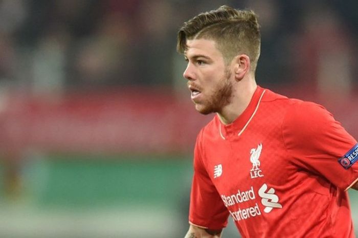 Alberto Moreno, bek Liverpool FC saat tampil melawan FC Augsburg di laga Liga Europa di Augsburg, Jerman, pada 18 Februari 2016.