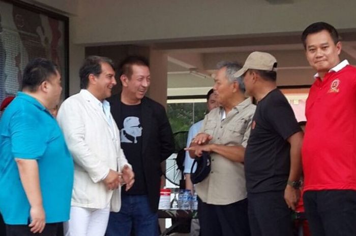 Mantan Presiden Barcelona, Joan Laporta, mengunjungi latihan PS TNI pada Minggu (2/4/2017). 