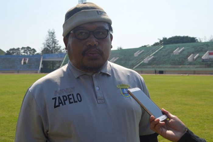 Pelatih Perserang Serang, Zaenal Abidin, usai uji lapangan di Stadion Manahan Solo, Senin (14/5/2018).