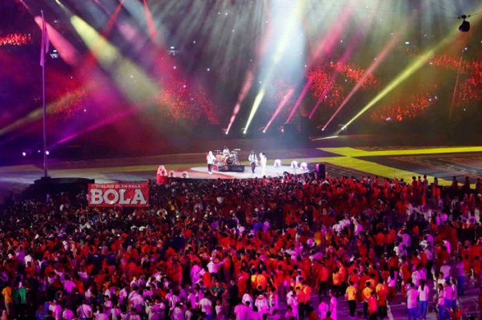 Penampilan band GIGI pada closing ceremony Asian Games 2018 di Stadion Utama Gelora Bung Karno, 2 September 2018.