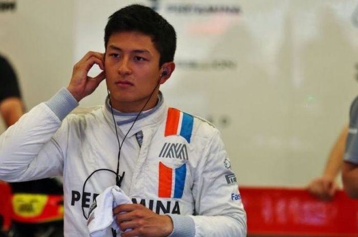 Pebalap Manor Racing asal Indonesia, Rio Haryanto, bersiap untuk menjalani sesi latihan GP Eropa di Sirkuit Baku, Azerbaijan, Jumat (17/6/2016).