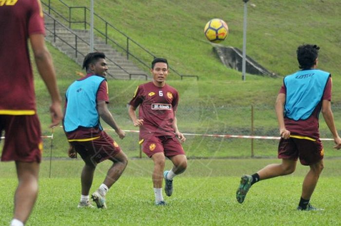 Gelandang Evan Dimas (tengah) dalam sesi latihan Selangor FA di Bukit Jalil, Malaysia, Sabtu (6/1/2018). 