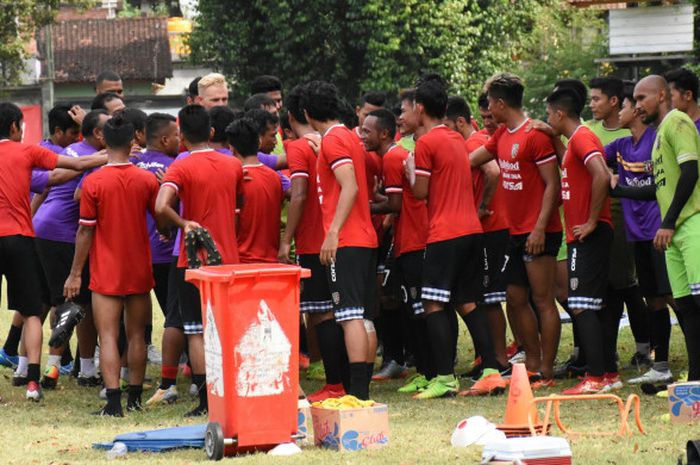 Pemain Bali United berkumpul mendengarkan pengarahan pelatih Widodo Cahyono Putra usai latihan Rabu (8/10/2018) pagi di Lapangan Trisakti, Legian.