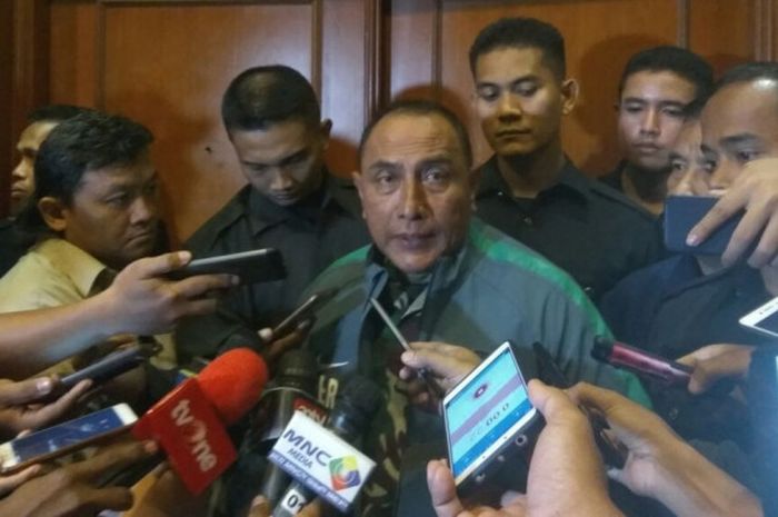 Ketum PSSI, Edy Rahmayadi selepas pertemuan 18 Klub Liga 1 bersama dengan PSSI dan PT LIB di Hotel Sultan, Senayan, Jakarta Pusat, Selasa (10/10/2017). 