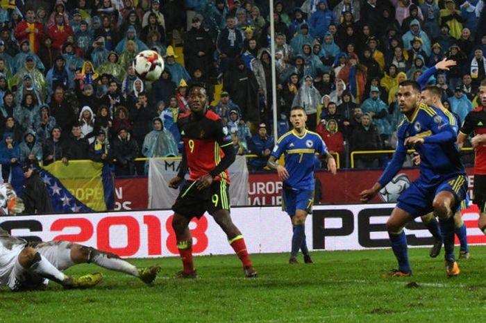 Kiper Bosnia Herzegovina, Asmir Begovic, menepis tendangan striker Belgia, Michy Batshuayi (kedua dari kiri), dalam laga Kualifikasi Piala Dunia 2018 zona Eropa di Sarajevo, Bosnia Herzegovina, pada 7 Oktober 2017.