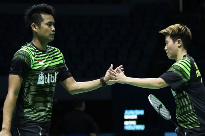 Pasangan ganda campuran Indonesia, Tontowi Ahmad/Liliyana Natsir, melakukan selebrasi setelah meraih poin pada laga penyisihan grup BWF Superseries Finals 2017 melawan Wang Yilyu/Huang Dongping (China) di Hamdan Sports Complex, Dubai, Uni Emirat Arab, Jumat (15/12/2017).