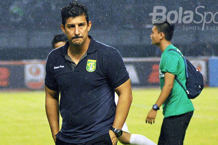 Pelatih Persebaya, Angel Alfredo Vera berada di tepi lapangan saat laga kontra Martapura FC, Kamis (27/7/2017) di Gelora Bung Tomo Surabaya.