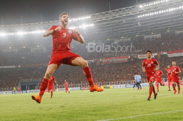 Selebrasi penyerang Persija Jakarta, Marko Simic, seusai mencetak gol dalam pertandingan kelima Grup H Piala AFC 2018 melawan Johor Darul Takzim di Stadion Utama Gelora Bung Karno, Selasa (10/4/2018). 