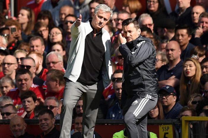 Pelatih Manchester United, Jose Mourinho (kiri), berbicara dengan asistennya, Rui Faria, dalam laga Liga Inggris kontra Watford di Stadion Old Trafford, Manchester pada 13 Mei 2018.