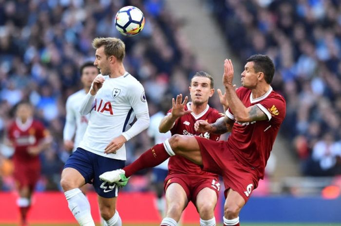 Gelandang Tottenham Hotspur, Christian Eriksen (kiri), berebut bola dengan pemain Liverpool FC, Jordan Henderson (tengah) dan Dejan Lovren, dalam laga Liga Inggris di Stadion Wembley, London, pada 22 Oktober 2017.