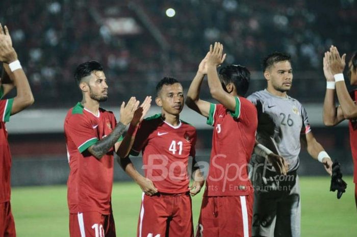   Para pemain timnas U-23 Indonesia, seperti Stefano Lilipaly (kedua dari kiri), Irfan Jaya (ketiga dari kiri), dan Andritany Ardhiyasa (kedua dari kanan) selepas laga uji coba kontra Bali United di Stadion Kapten I Wayan Dipta, Gianyar, Bali, Selasa (31/7/2018).  