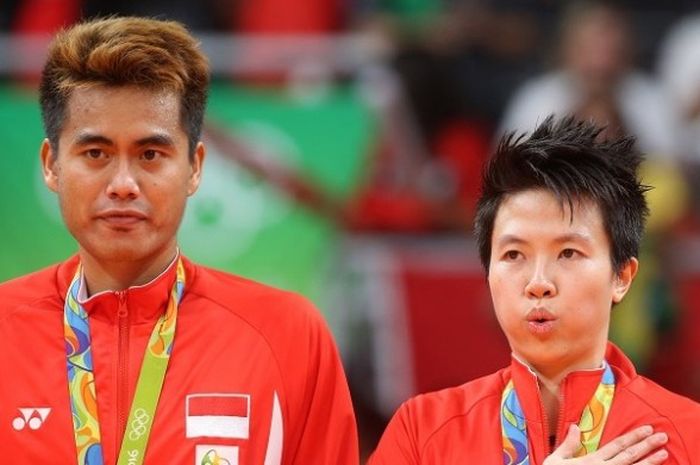 Pasangan ganda campuran Indonesia, Tontowi Ahmad/Liliyana Natsir, bersiap naik podium setelah memastikan meraih medali emas Olimpiade Rio 2016. Tontowi/Liliyana menang atas Chan Peng Soon/Goh Li Ying (Malaysia) 21-14, 21-12, pada laga final yang berlangsung di Riocentro Pavilio 4, Rabu (17/8/2016).