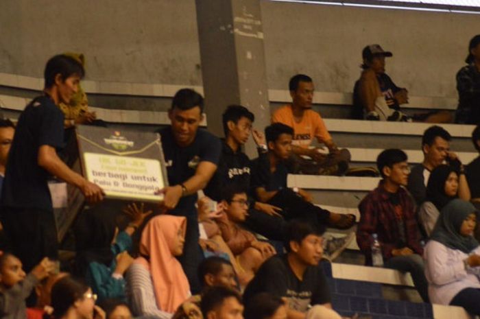 Panitia Turnamen Pramusim IBL di Sritex Arena, Solo siapkan kotak besar sebagai sarana para penonton beramal untuk korban gempa di Donggala dan Palu, Sabtu (20/10/2018). 