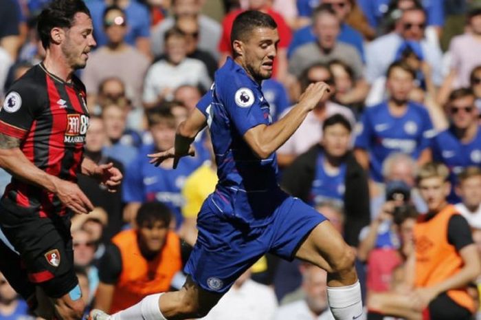 Gelandang Chelsea Mateo Kovacic (kanan) beradu cepat dengan Adam Smith dari Bournemouth dalam partai Liga Inggris di Stamford Bridge, 1 September 2018.