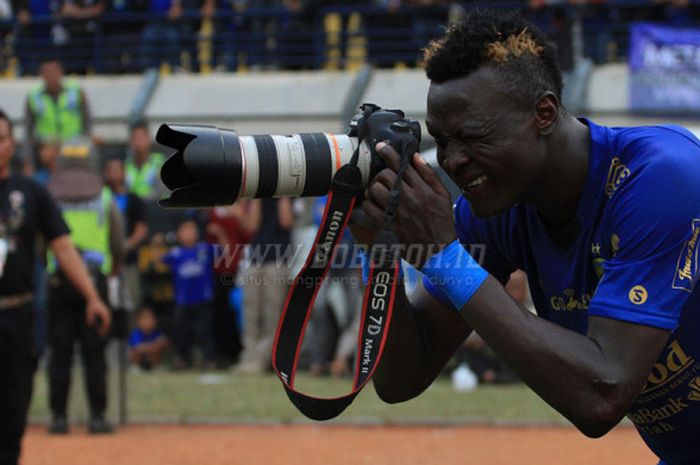  Selebrasi striker Persib Bandung, Ezechiel N’douassel. 