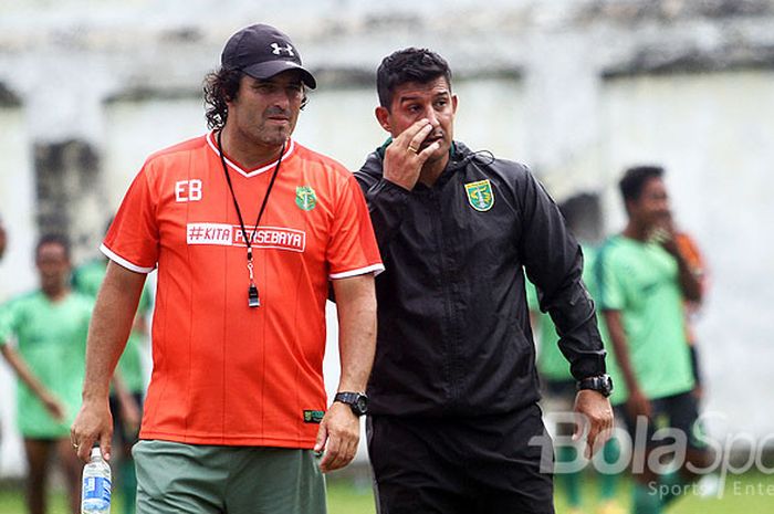 Pelatih Persebaya, Angel Alfredo Vera (kanan) dan asisten pelatih Esteban Busto saat latihan di Lapangan Persebaya, Karanggayam, Surabaya.