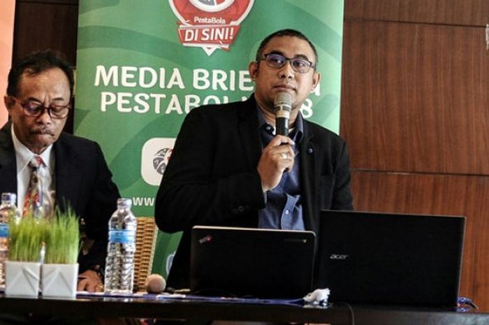 Direktur Operasional PT. PestaBola, Gery Aloysius Yesayas (kanan) saat menggelar jumpa pers di Kuta, Kamis (12/4/2018).