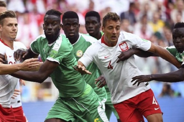 Para pemain Polandia dan Senegal berebut bola menyambut situasi bola mati di Stadion Spartak, 19 Juni 2018. 