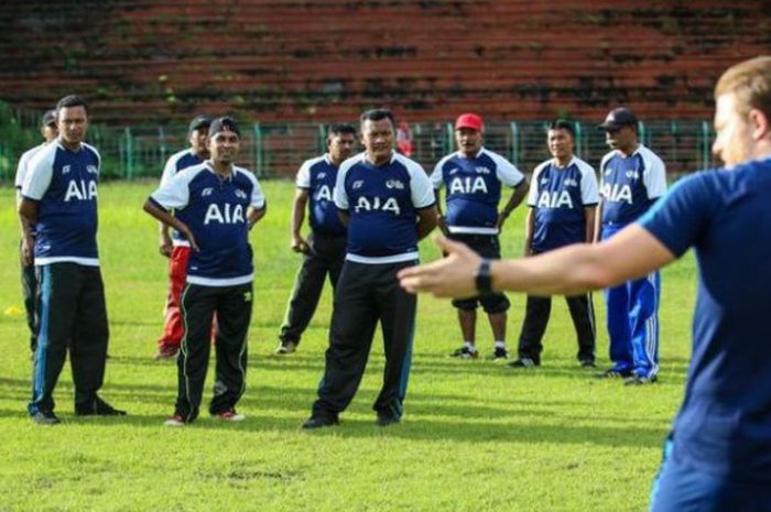 Anton Blackwood dan Danny Mitchell memberikan pelatihan kepada para pelatih pemula sepak bola di lapangan Mandala, Ambon, Jumat (20/4/2018). Program pelatihan bagi pelatih sepak bola AIA Sepak Bola Untuk Negeri - Train The Trainer berlangsung dari tanggal 17 April - 27 April 2018 di berbagai daerah seperti Jakarta, Ambon, Tulehu dan Bandung.