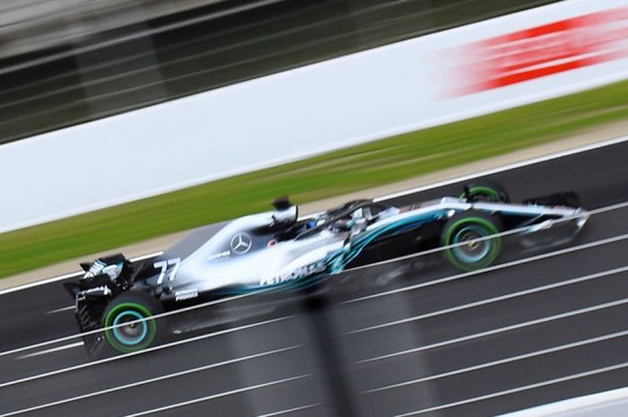 Pebalap Mercedes dari Finlandia, Valtteri Bottas, memacu jet daratnya pada sesi pagi hari kedua tes pramusim Formula 1 (F1) 2018 di Sirkuit Catalunya, Barcelona, Spanyol, Selasa (27/2/2018).