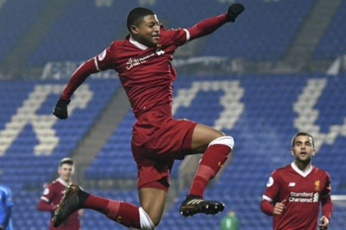 Striker Liverpool U-23, Rhian Brewster, merayakan gol yang dia cetak ke gawang PSV Eindhoven U-23 da