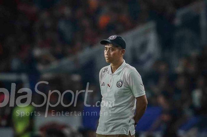 Pelatih Arema FC, Joko Susilo, mengamati timnya bertanding kontra Persija Jakarta pada laga Liga 1 2