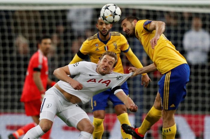 Striker Tottenham Hotspur, Harry Kane (kiri), berduel dengan bek Juventus, Giorgio Chiellini, dalam laga leg kedua babak 16 besar Liga Champions di Stadion Wembley, London, Inggris, pada 7 Maret 2018.