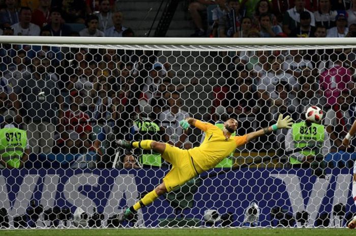 Kiper Portugal, Rui Patricio, beraksi dalam laga babak 16 besar Piala Dunia 2018 kontra Uruguay di Stadion Fisht, Sochi, Rusia pada 30 Juni 2018.