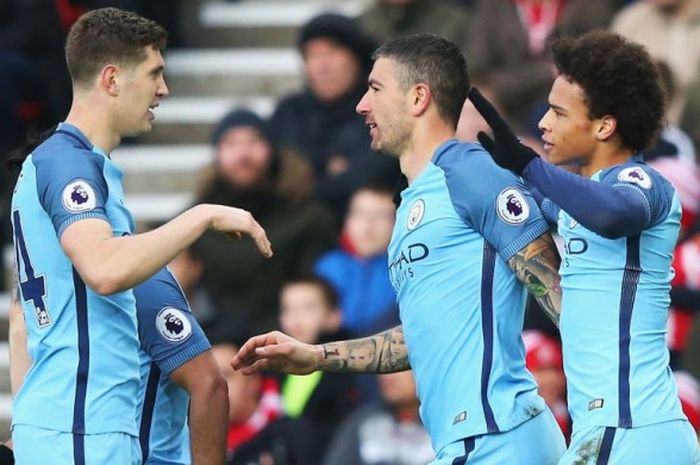 Trio pemain Manchester City (dari kiri ke kanan), John Stones, Aleks Kolarov, dan Leroy Sane, merayakan gol yang dicetak Sane ke gawang Sunderland dalam partai Liga Inggris di Stadium of Light, Sunderland, 5 Maret 2017.