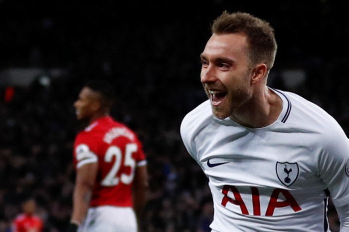 Gelandang Tottenham Hotspur, Christian Eriksen (kanan), merayakan gol yang dia cetak ke gawang Manchester United dalam laga Liga Inggris di Stadion Wembley, London, pada 31 Januari 2018.