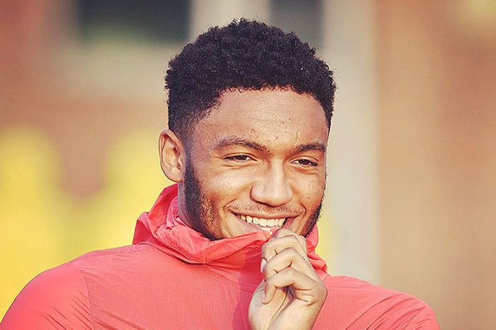 Ekspresi bek Liverpool, Joe Gomez, saat berlatih di pusat latihan tim di Melwood.