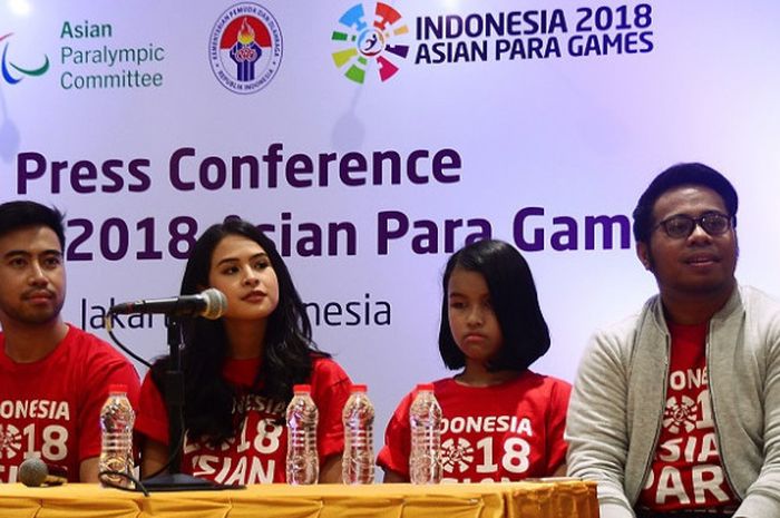 Vidi Aldiano, Maudy Ayunda, dan sejumlah pendukung lain dalam konferensi pers peresmian lagu Asian Para Games 2018, Song of Victory, di GBK Arena, Jakarta, Senin (24/9/2018). 