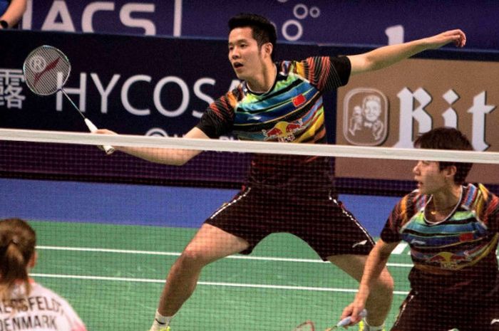 Pasangan ganda campuran China He Jiting/Du Yue saat tampil pada babak final Bitburger Badminton Open 2017 di Saarbrucken, Jerman, Minggu (5/11/2017).