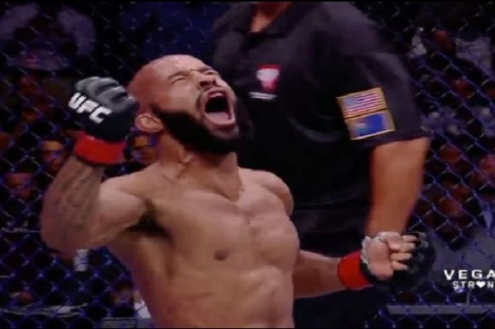 Demetrious Johnson melakukan selebrasi setelah mengalahkan Ray Borg pada gelaran UFC 216 yang digelar pada Sabtu (7/10/2017) waktu Las Vegas.