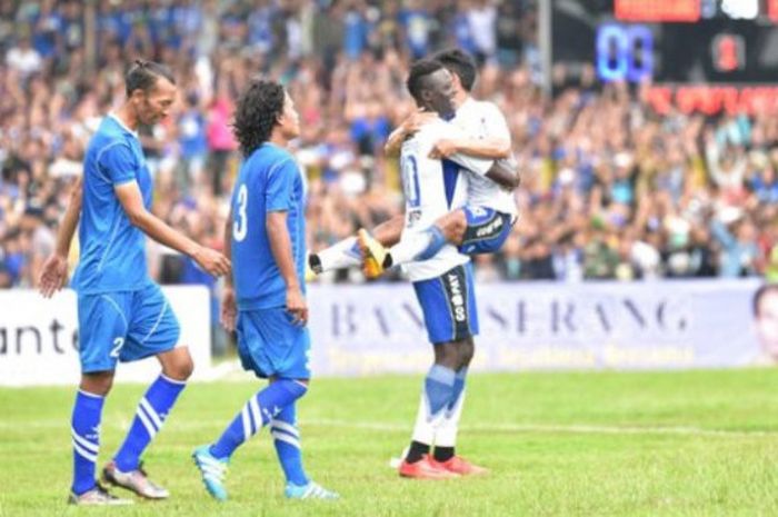   Duo pemain Perserang, Tugihadi (kiri) dan Agus Dani Akbar menyaksikan selebrasi striker Persib, Ezechiel N'Douassel yang menggendong rekannya, Eka Ramdani pada laga uji coba di Stadion Maulana Yusuf, Kamis (1/3/2018) sore.   