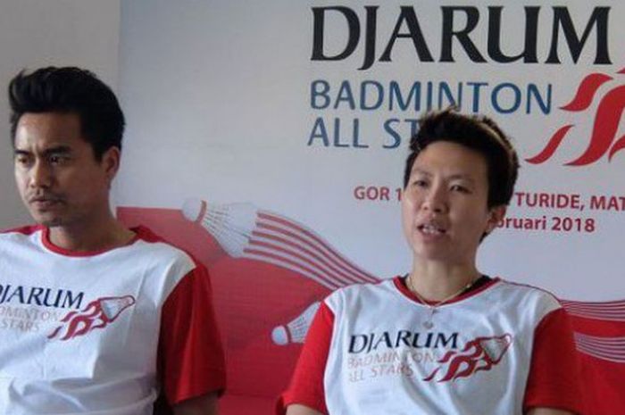 Pebulu tangkis ganda campuran Indonesia, Tontowi Ahmad/Liliyana Natsir, saat menghadiri coaching clinic di hadapan puluhan calon atlet bulu tangkis di GOR 17 Desember, Turide, Mataram, Sabtu (10/2/2018).