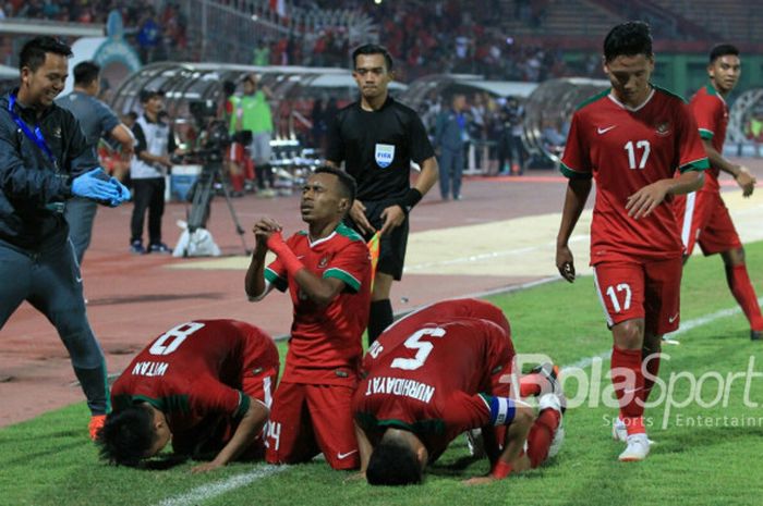        Timnas U-19 Indonesia merayakan gol ke gawang timnas U-19 Filipina setelah sempat tertingga di babak pertama dalam laga penyisihan Grup A Piala AFF U-19 2018 di Stadion Gelora Delta, Sidoarjo, Kamis (5/7/2018).       