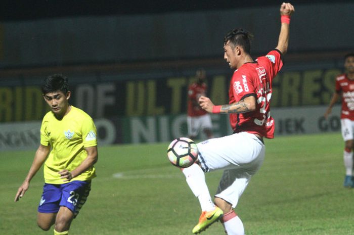 Aksi gelandang Persegres Gresik United, Arsyad Yusgiantoro (kiri) saat mencoba dihadang oleh bek Bali United, Ahn Byung-Keon (kanan), dalam laga kedua tim pada pekan ke-17 Liga 1musim 2017 di Stadion Surajaya, Lamongan, Senin (31/7/2017).