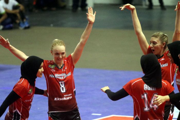 Pemain putri Jakarta Pertamina Energi berselebrasi setelah mampu menghasilkan poin saat menghadapi Bandung Bank BJB Pakuan dalam partai pembuka Proliga 2019 di Sasana Among Raga, Yogyakarta, Jumat (7/12/2018).