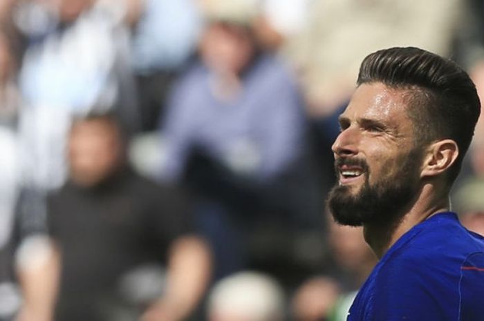 Penyerang Chelsea, Olivier Giroud, bereaksi pada laga Liga Inggris kontra Newcastle United di Stadion St James'Park, Newcastle, Minggu (13/5/2018).