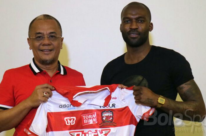 Patrick N’Koyi ketika diumumkan sebagai pemain baru Madura United.