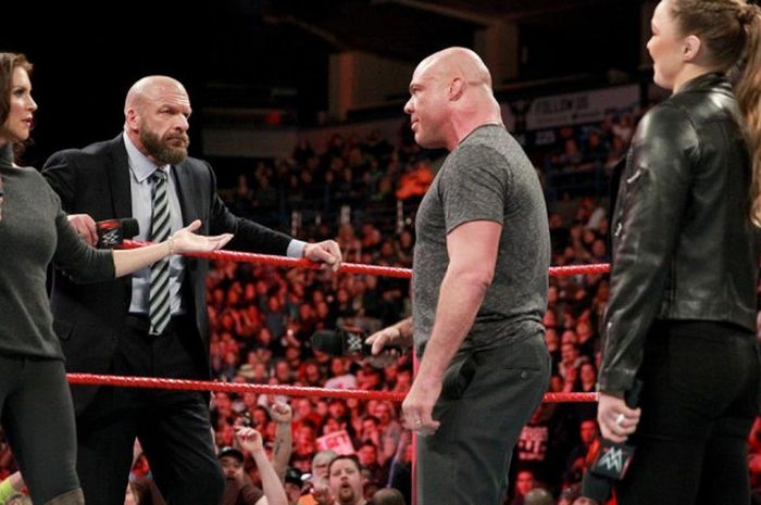 (Dari kiri ke kanan) Stephanie McMahon, Triple H, Kurt Angle, dan Ronda Rousey membicarakan pertarungannya 9 April (WIB) mendatang.