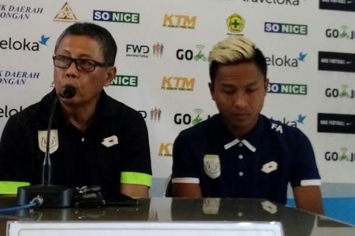 Pelatih Persela, Herry Kiswanto dan striker Fahmi Al Ayyubi pada jumpa pers pra-laga timnya kontra Sriwijaya FC di di sekretariat Persela, Lamongan,  Rabu (31/5/2017). 