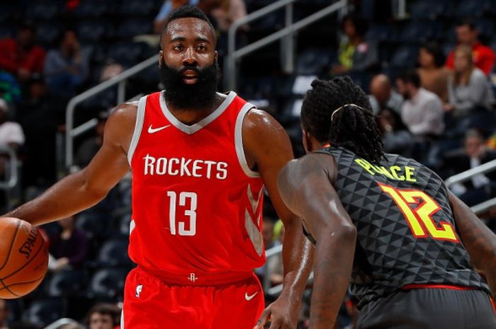 Pebasket bintang Houston Rockets, James Harden (jersey merah, #13), dijaga pemain Atlanta Hawks, Taurean Prince, saat menjalani laga lanjutan musim reguler NBA 2017-2018 di Philips Arena, Atlanta, Georgia, AS, Jumat (3/11/2017).