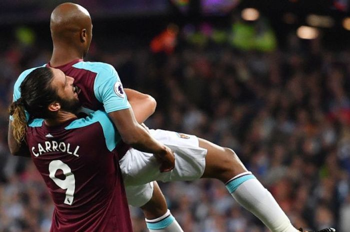 Andre Ayew diangkat Andy Carroll saat merayakan gol West Ham United ke gawang Huddersfield di London Stadium, Senin (11/9/2017). 