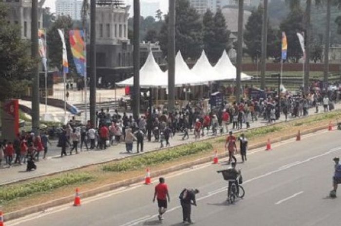 Antrian pembelian tiket Asian Festival di kawasan Gelora Bung Karno. 