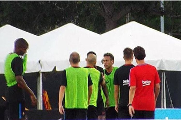 Neymar tengah berseteru dengan Nelson Semedo di sesi latihan Barcelona untuk persiapan ICC 2017.