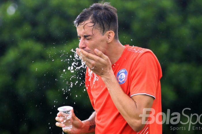 Ekspresi Rodrigo Ost Dos Santos dalam latihan pertama bersama Arema FC.