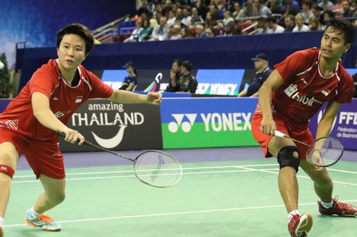 Pasangan ganda campuran Indonesia, Tontowi Ahmad/Liliyana Natsir, mengembalikan kok ke arah Tan Kian Mei.Lai Pei Jing (Malaysia) pada perempat final Prancis Terbuka 2017 yang berlangsung di Stade Pierre de Coubertin, Paris, Jumat (27/10/2017).